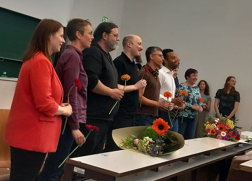 Alle anwesenden nominierten Personen bzw ihre Vertretungen erhalten eine Blume