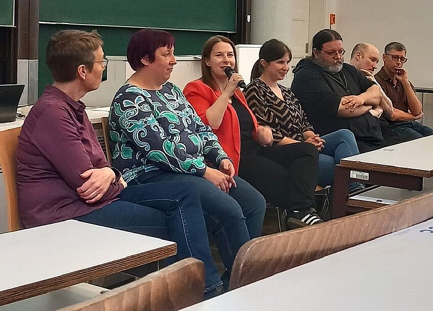 Elisabeth Hofer spricht bei der Podiumsdiskussion
