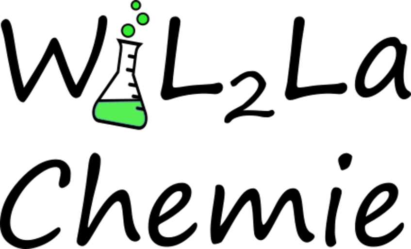 Das Logo von Willla Chemie, geschrieben als chemische Formel WiL2La, wobei das i ein Erlenmeyerkolben mit grüner Flüssigkeit ist