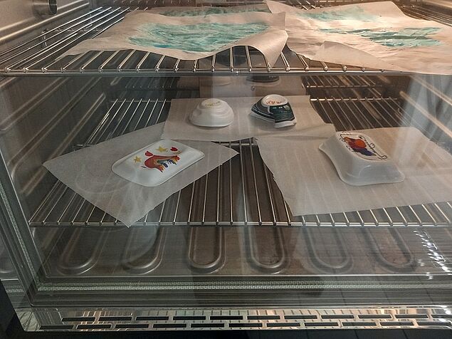 Verzierte Plastikteile im Trockenschrank, die gerade schmelzen