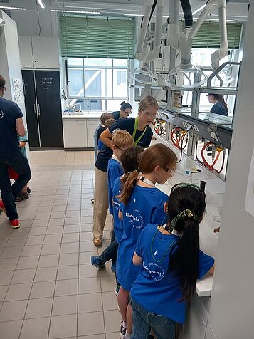 Kinder beim Arbeiten an einer der Stationen