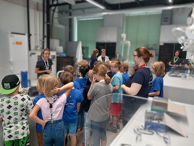Begrüßung der Kinder durch Monika Neuffer