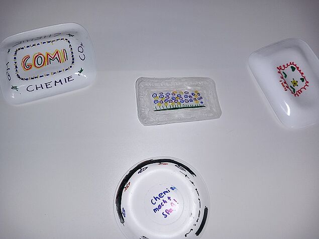 Mehrere verzierte, geschmolzene Plastikstücke