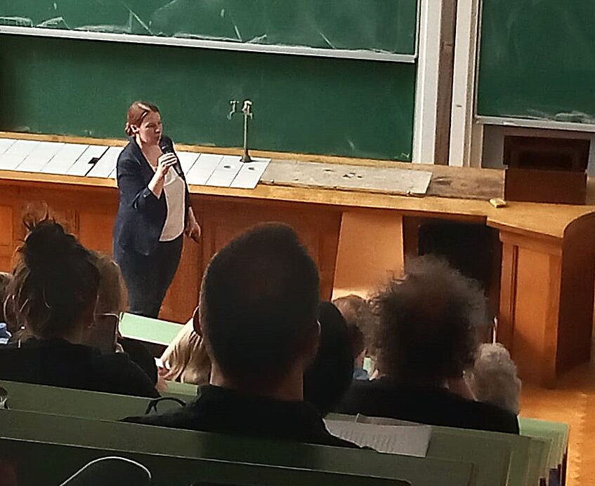 Elisabeth Hofer mit Mikrophon beim Sprechen