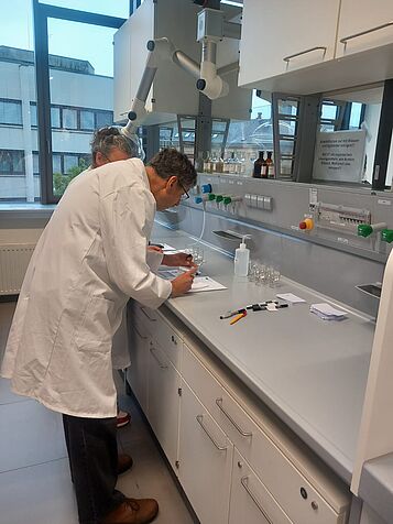 Lehrpersonen beim Experiment "Von wem stammt der Liebesbrief?"