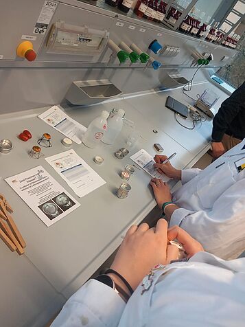Lehrpersonen beim Experiment "Zwei Flaschen mit Wasser? In welcher ist Salzwasser und in welcher ist Leitungswasser drin?"